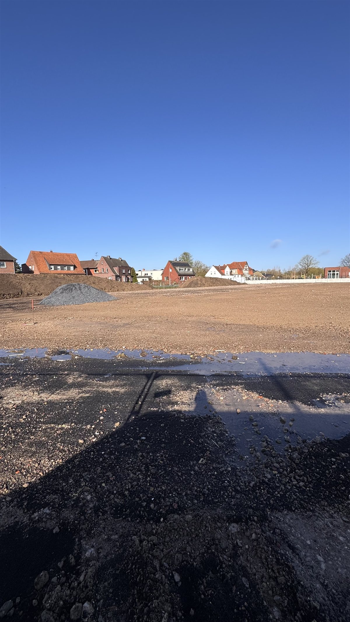 Baustelle KW 13 – Geräumtes Gelände unter blauem Himmel