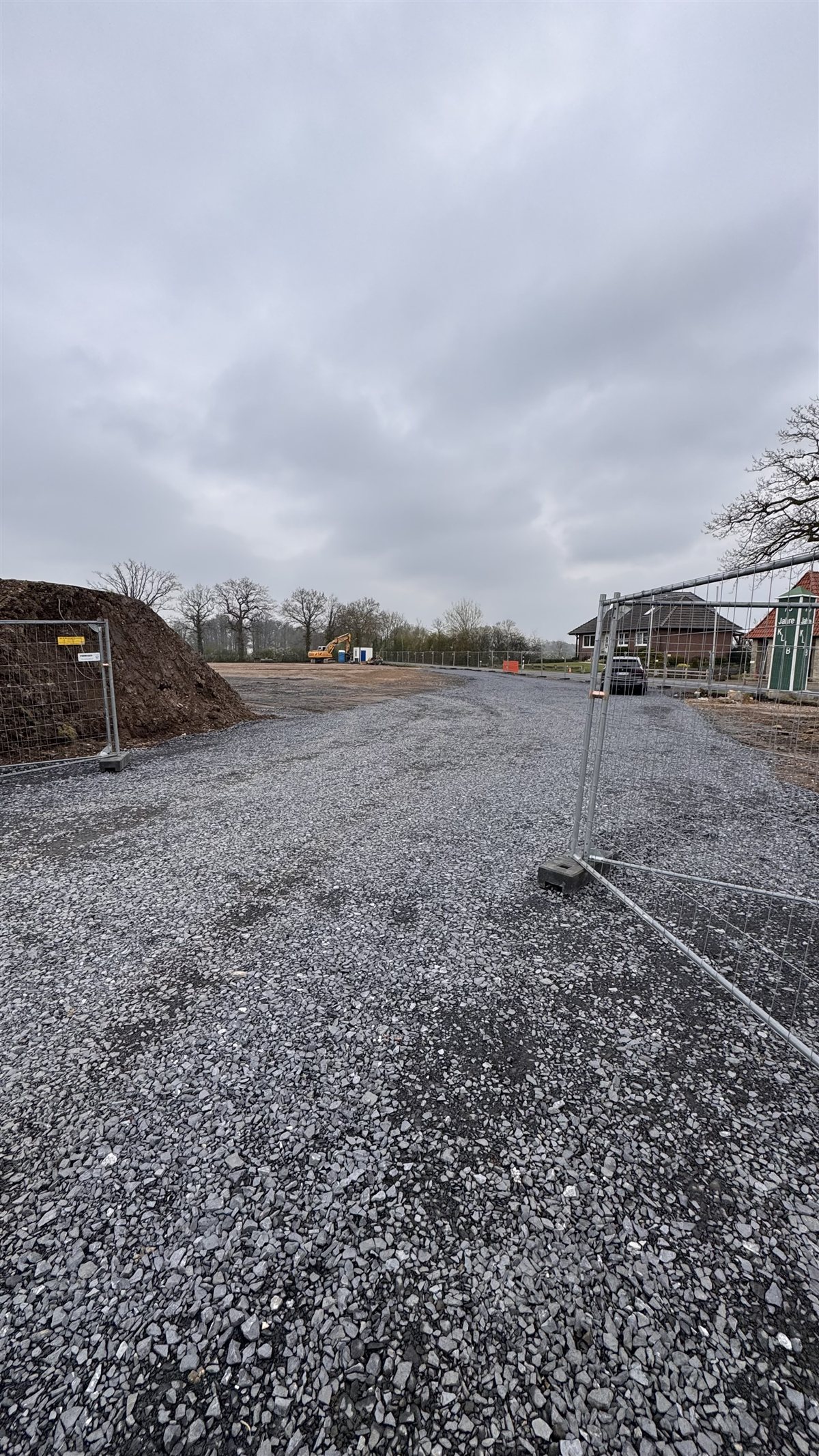Baustelle KW 14 – Schotterfläche mit Baustellenzaun