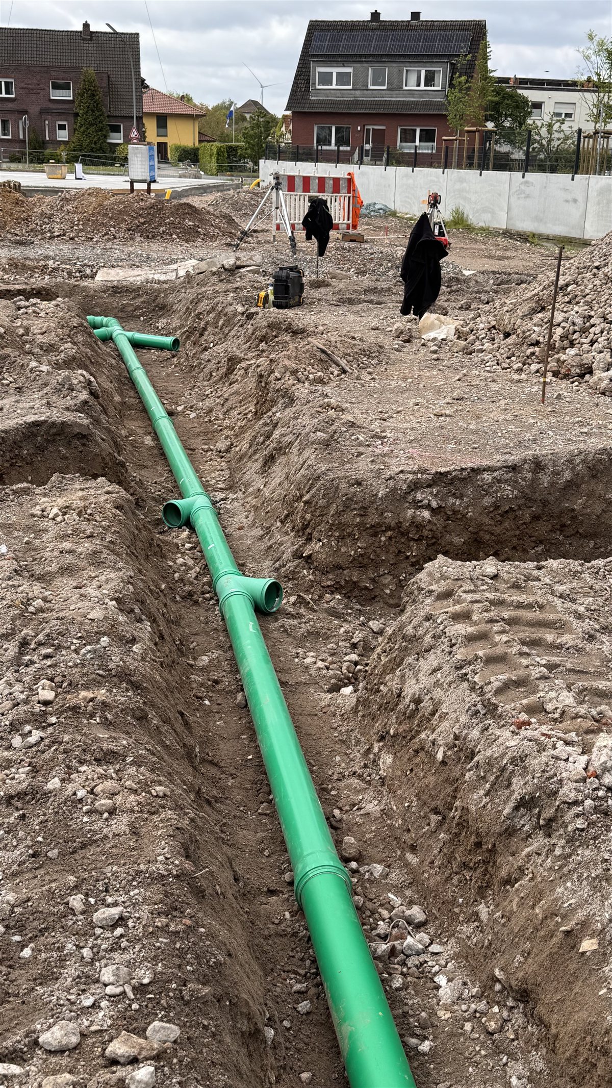 Baustelle KW 19 – Grüne Leitungsrohre mit Arbeitern
