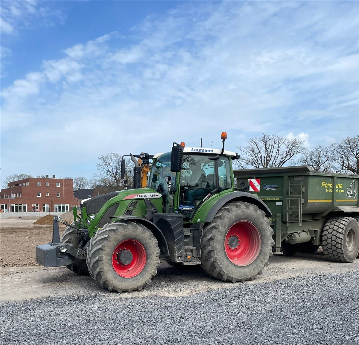 Baustelle KW 15 – Fendt-Traktor beim Abtransport