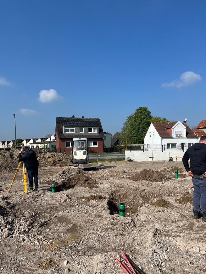 Baufortschritt Kalenderwoche 16 — Kran wird aufgestellt