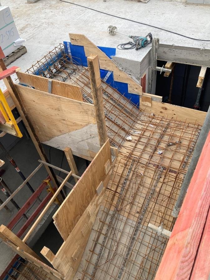 Schalung und Stahlbewehrung als Vorbereitung fuer die Betonage einer Geschossdecke