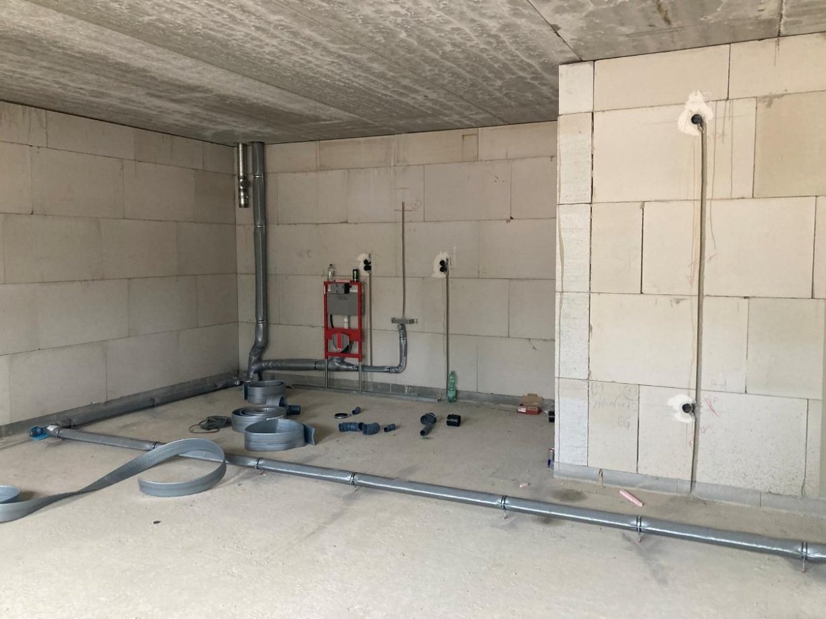 Rohinstallation von Sanitär- und Lüftungsleitungen in einem Innenraum