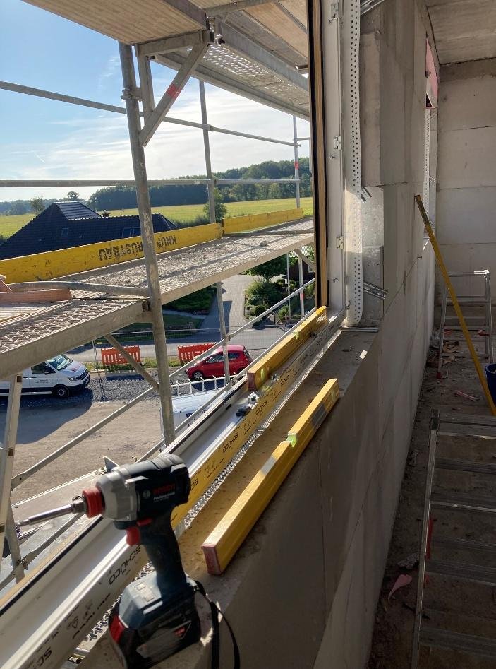 Neu eingebautes Fenster in Haus 1 mit Blick auf die Umgebung