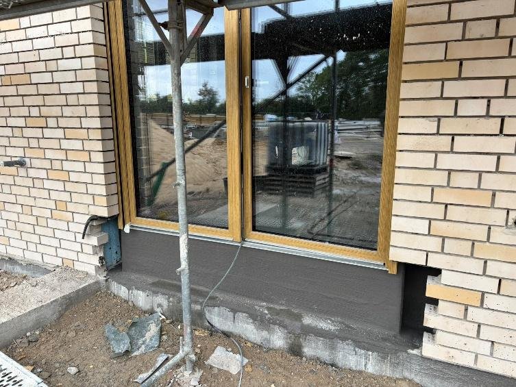 Bodentiefes Fenster im Erdgeschoss mit fertiger Sockelabdichtung