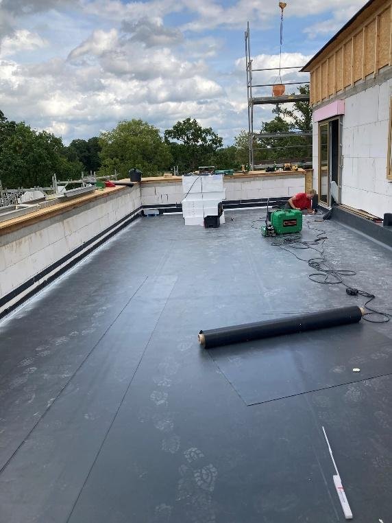 Dachterrasse mit verlegter Abdichtungsbahn und Dämmplatten