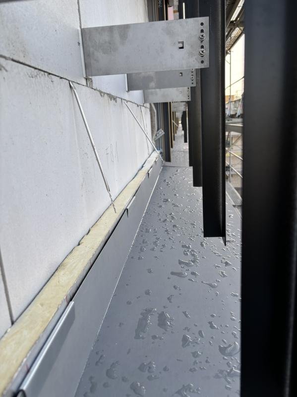 Außenwand mit Halterungen und Anschlussblech für die Fassade